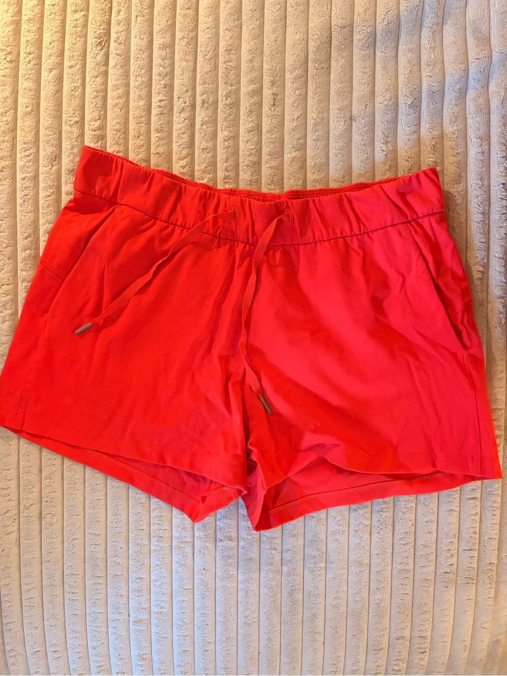 Lululemon On the Fly Short *2.5"
Carnation Red